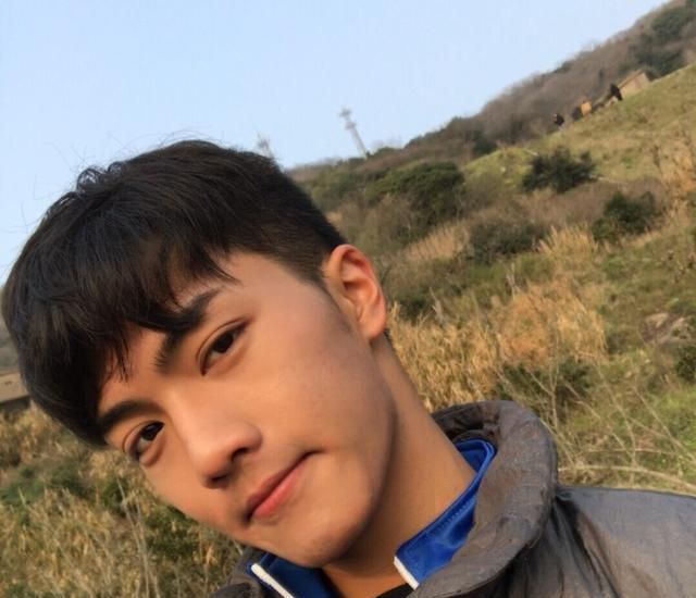 组图:上海视觉艺术学院大二男生,素颜与美颜,差别原来真大!