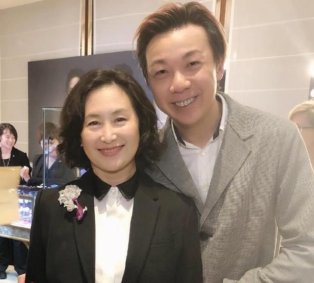 三太女儿何超莲和窦骁频繁秀恩爱,疑似已经同居,四太儿子何猷亨还和前