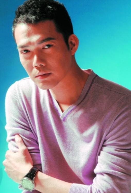 圈出演电影《古惑仔》,还凭借《学警狙击》成功塑造了laughing哥一角