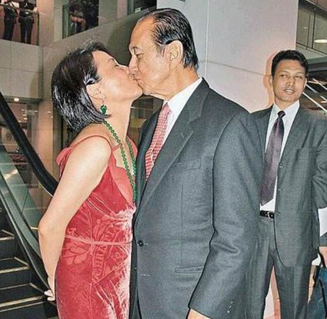 赌王四位太太年轻旧照比美三太娇憨有福相二太颜值很一般
