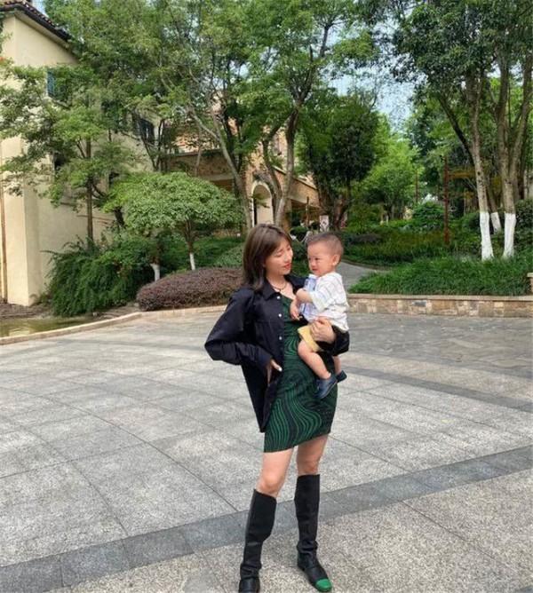 体操女神生下孩子,不到一百天就恢复身材,却因母乳多而烦恼|周捷|母乳