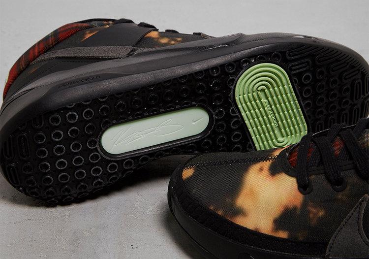 呈现,内侧swoosh选用亮绿色装饰,同时鞋舌处,后跟以及鞋底均采用绿色