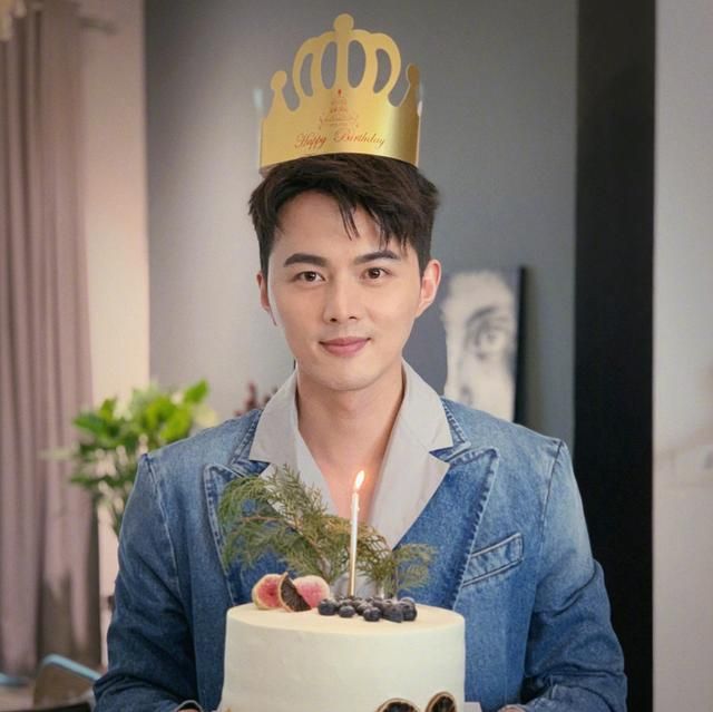 36岁叶祖新罕见秀恩爱暗戳戳把女友张佳宁名字藏在生日蛋糕上