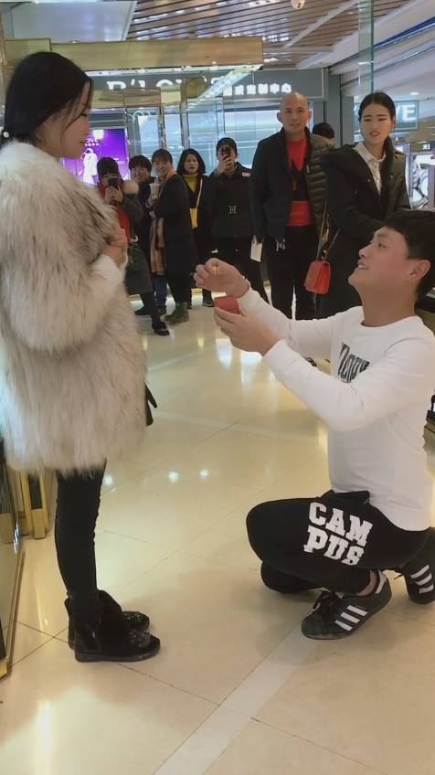 小伙在商场向美女下跪求婚,随后发生了尴尬的事