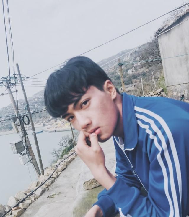 组图:上海视觉艺术学院大二男生,素颜与美颜,差别原来真大!