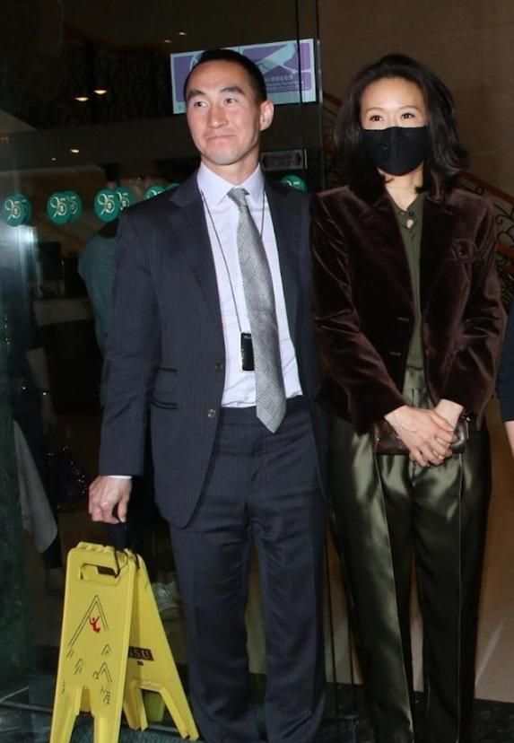 何猷龙一家三口罕见同框,46岁罗秀茵穿t恤配工装裤,又酷又减龄