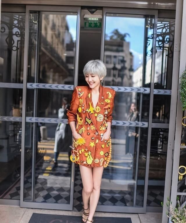 王鸥可真会玩,穿印花西装裙配奶奶灰短发,朋克风十