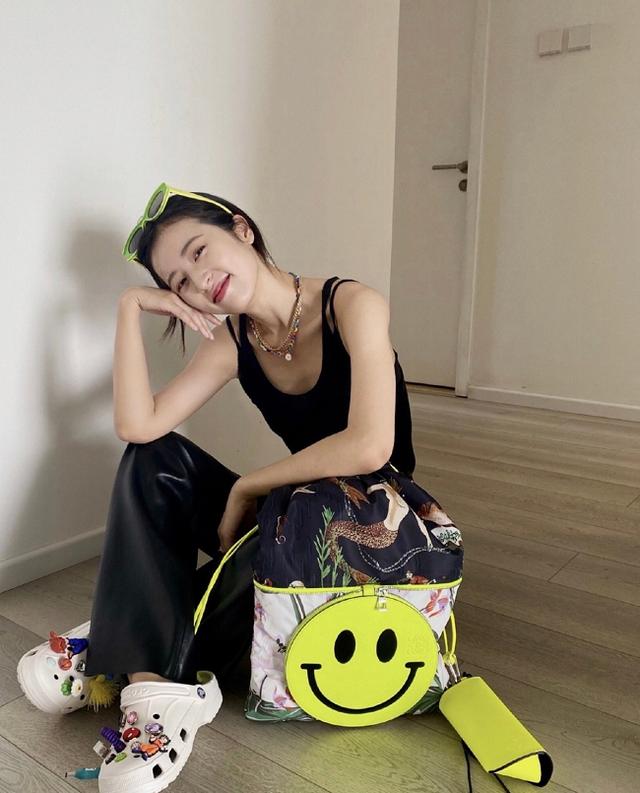 周雨彤和宋妍霏撞衫,同穿背心搭皮裤,网友却关心宋妍霏热不热