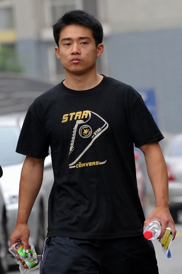 令人唏嘘的世界冠军,张尚武卖掉金牌,偷盗入狱,父亲去世却不知