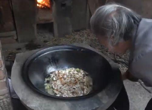 老奶奶上山挖野货，竟挖到这么大个宝贝，孙子这下有口福啦