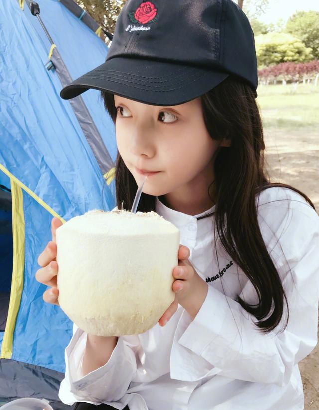 赵薇"女儿"太可爱,被网友禁止整容,如今12岁的她长成什么样?