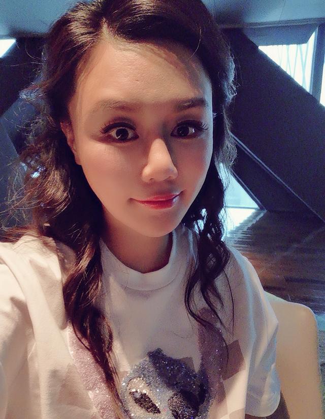 央视主持人杨璐晒工作照,妆容浮夸,还意外撞脸拳王娇妻冉莹颖