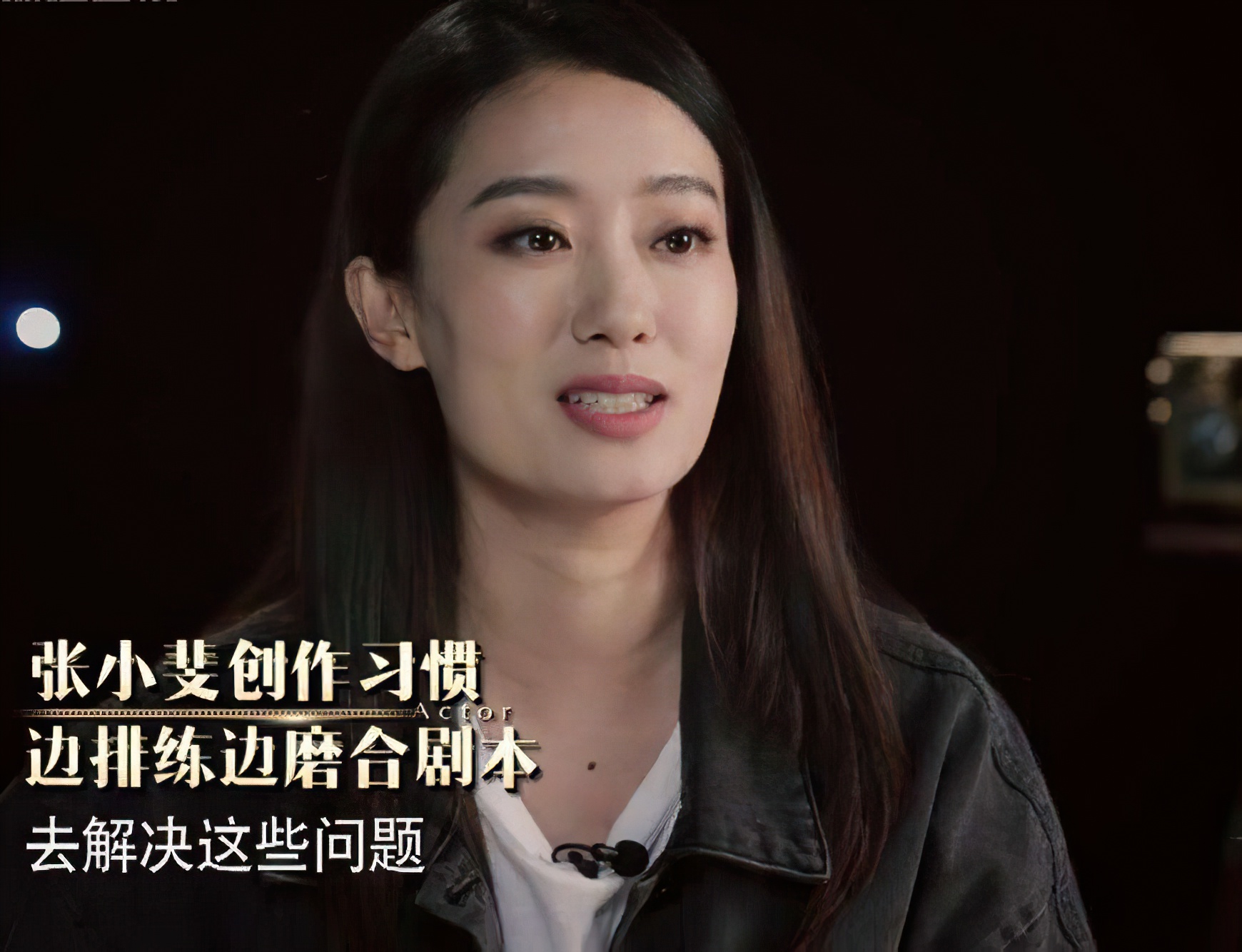 她在春晚上跷二郎腿走红,堪称最美喜剧演员,深受冯巩喜爱|冯巩|张小斐