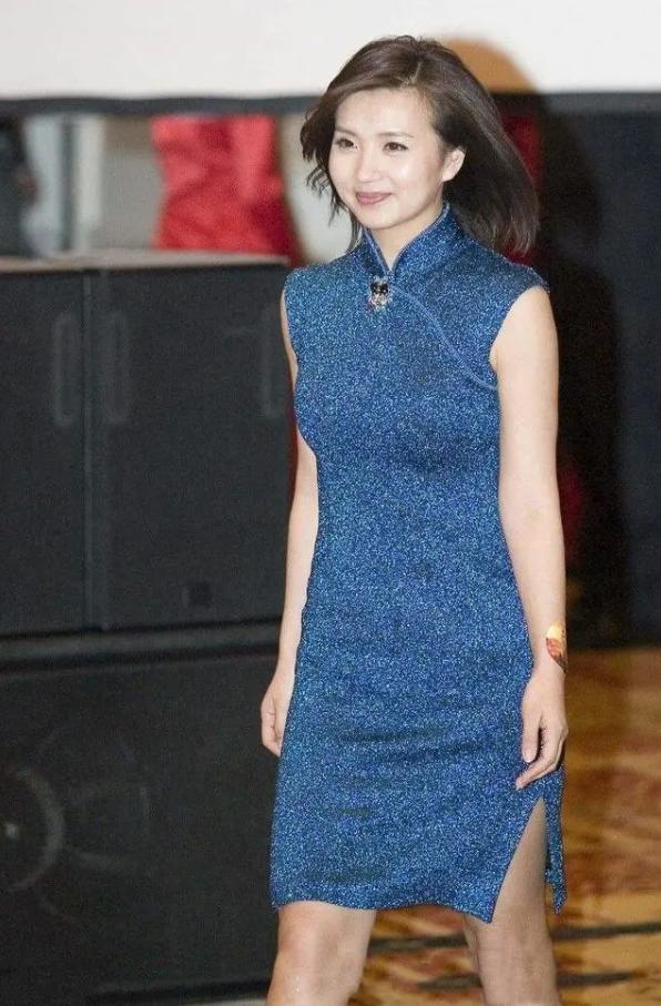 陈好真是"冻龄女神",穿v领白衣配牛仔裤,41岁依旧美成万人迷