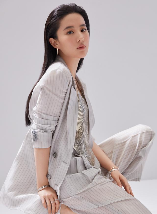 刘亦菲不愧是"天仙攻",条纹西装内搭亮片吊带,性感