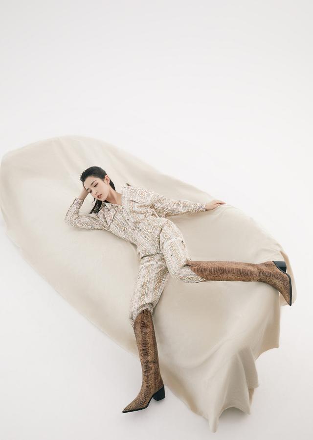 她是陈赫公司旗下小花,穿男友风条纹衬衫配短裤,美腿纤细似竹竿|哈妮