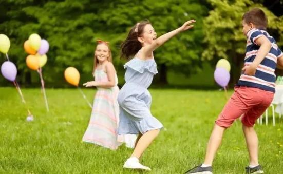 家长应该怎样看待孩子打闹的行为?