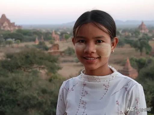 但因为地处东南亚地区,常年日照充足,她们的肤色相对较深,而更多中国