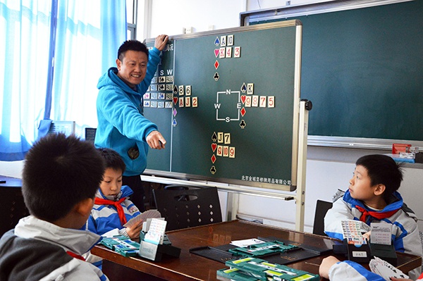 上海这所初中25年坚守桥牌特色，延伸思维让学生终身受益