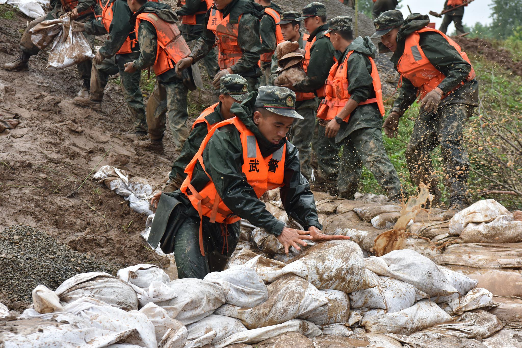 【防汛救灾第一线】 武警合肥支队官兵成功排除两处管涌险情
