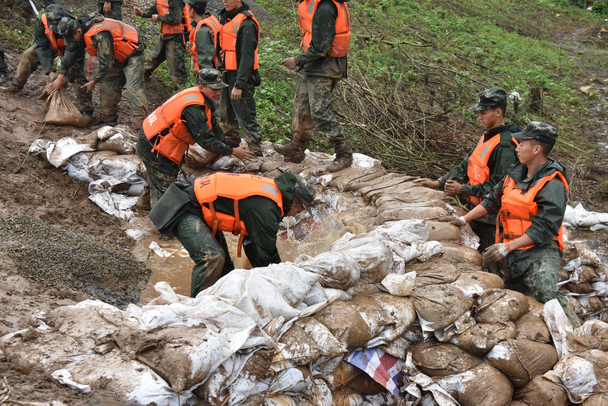 防汛救灾第一线武警合肥支队官兵成功排除两处管涌险情