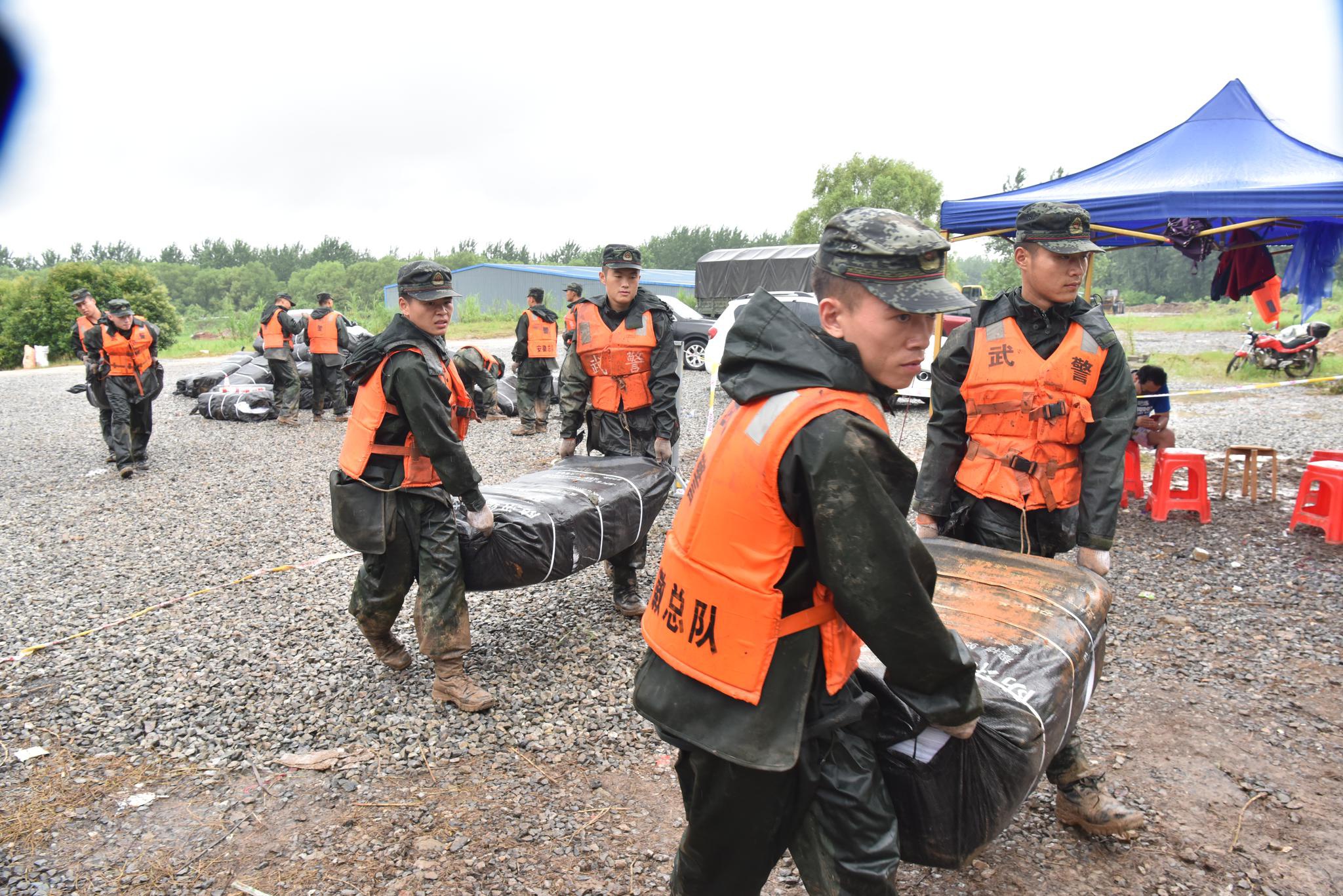 防汛救灾第一线武警合肥支队官兵成功排除两处管涌险情