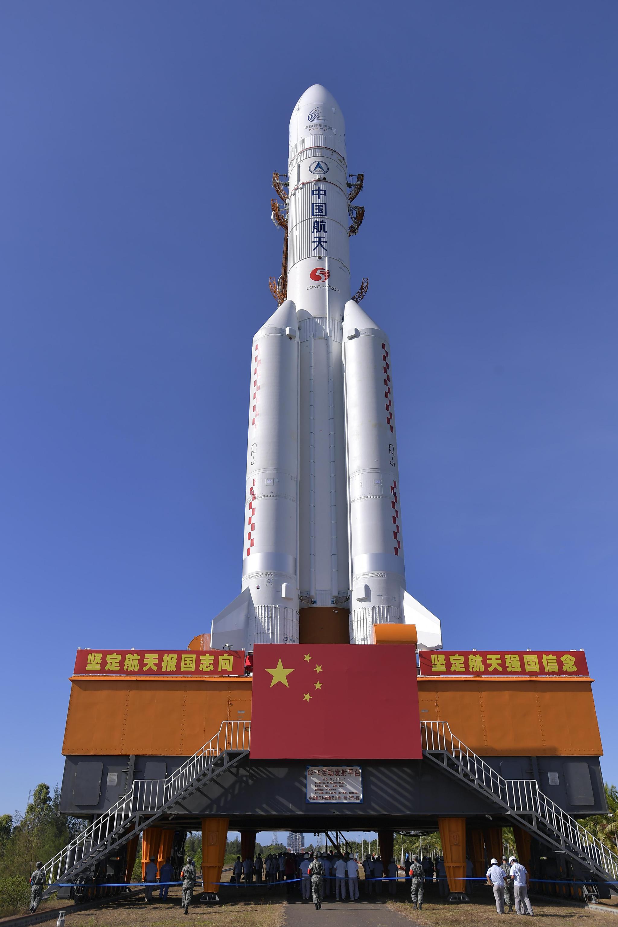 7月17日在中国文昌航天发射场拍摄的长征五号遥四运载火箭.