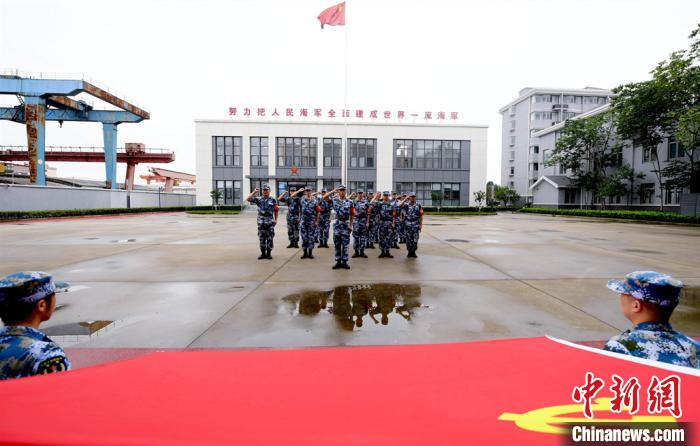 东部战区海军某大队20余名官兵递交请战书上抗洪一线