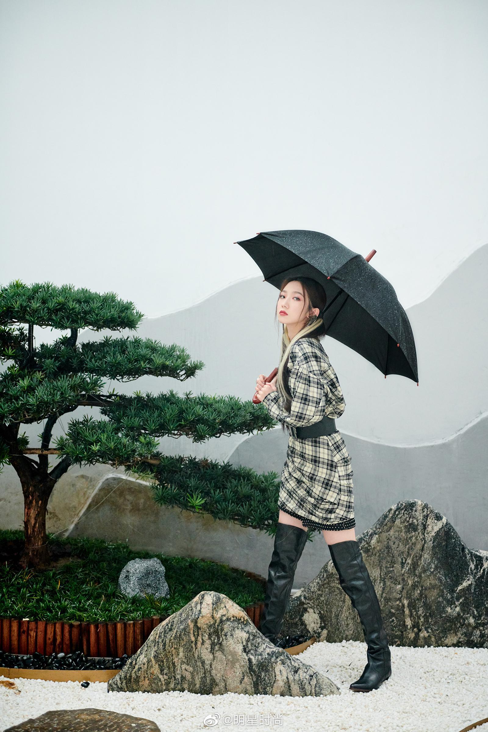 今日份的孟美岐身着格纹连衣裙搭配黑色高筒靴