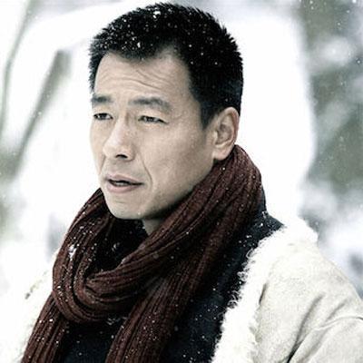 他因《重案六组》走红,为拍戏不惜与父亲反目,戏外娶塞娅公主