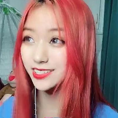 还记得因甩头发走红的刀小刀吗当她变成素颜后你还认得出吗