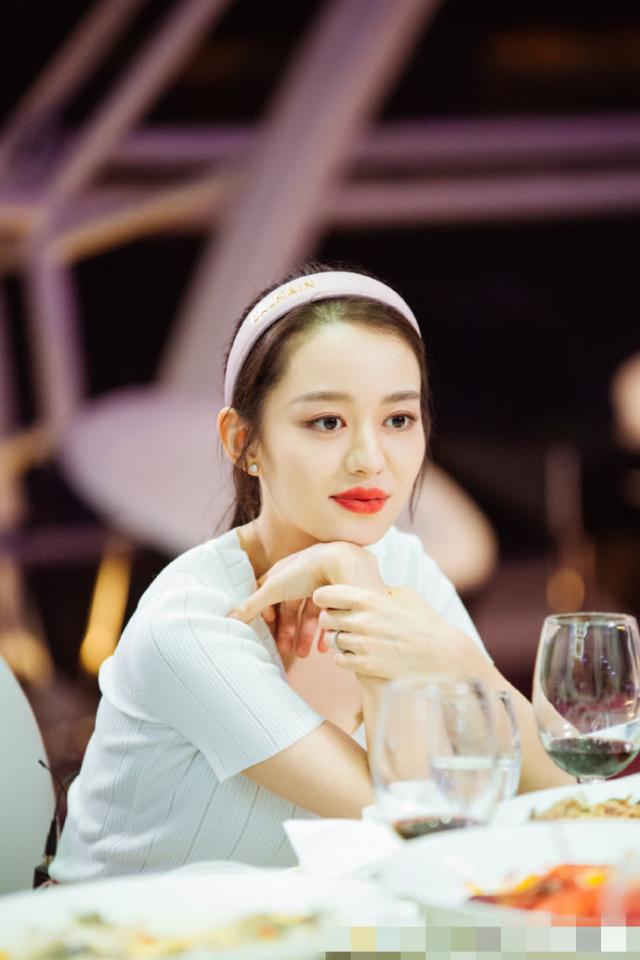 吉娜穿紧身针织衫配裙裤,笑容甜甜如邻家女孩,细腰长腿超抢镜