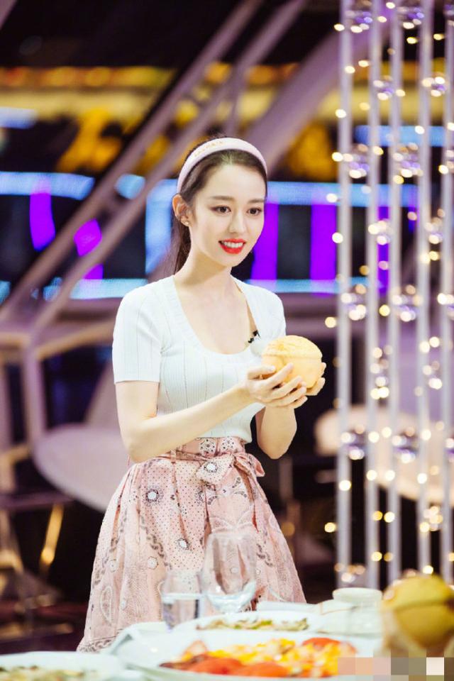 吉娜穿紧身针织衫配裙裤,笑容甜甜如邻家女孩,细腰长腿超抢镜