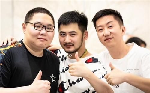 虎牙qu总lq比赛豪取五杀斗鱼主播成背景墙水友大喊qu总牛掰