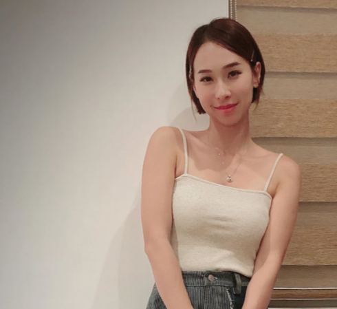 日前,李旻芳还在社交网上晒出一张背着狗狗上楼梯的照片,见到金毛的