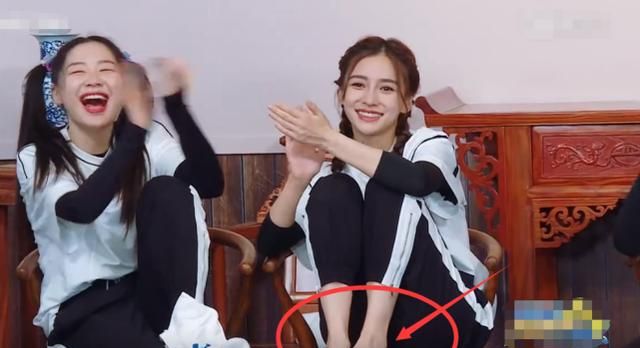 baby坐台下看比赛光脚就算了再看她坐姿好没礼貌