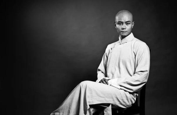 在去年的时候还分享过一张自己打坐的照片,经历了人生的起起落落,乐嘉