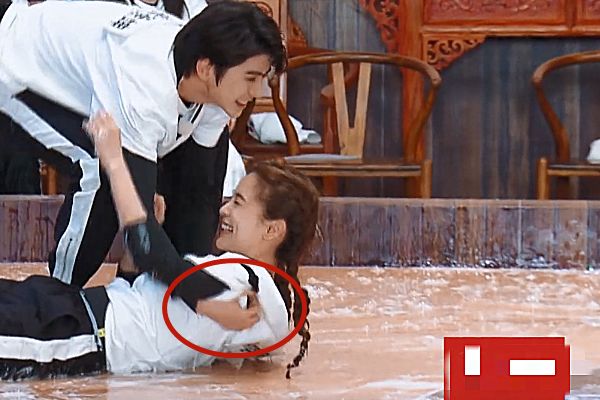 蔡徐坤从地上抱起baby时绅士手好评女粉丝可以放心了