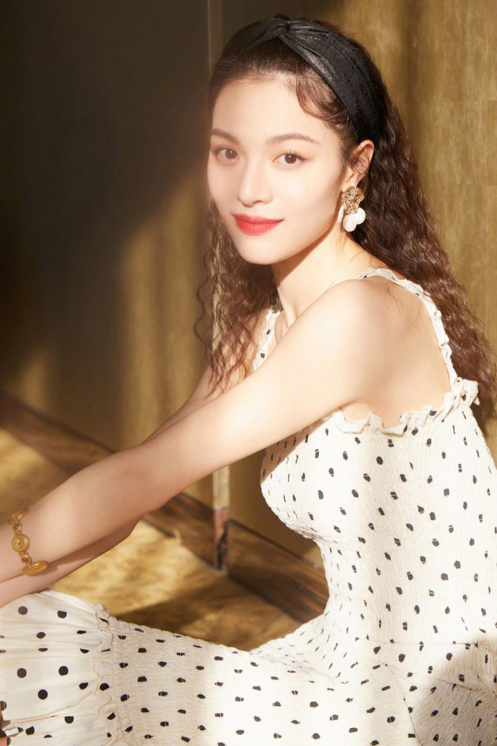 钟楚曦演绎复古浪漫港风范,大波浪发型优雅时尚,尽显迷人魅力