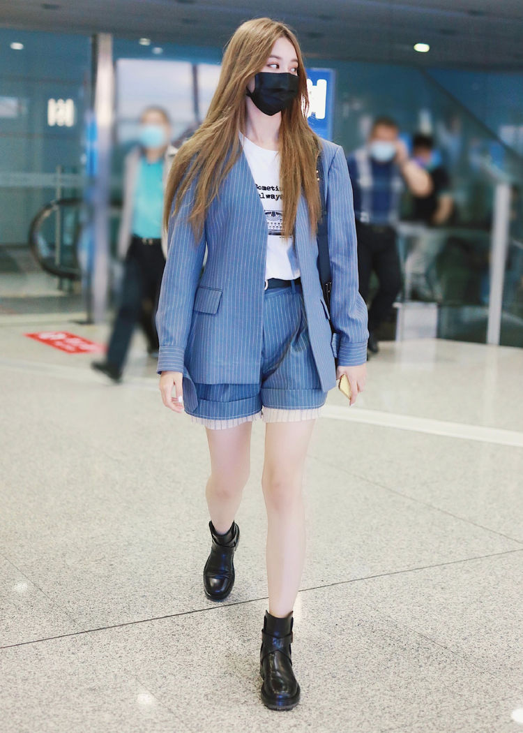 难怪会被老板黄子韬力捧徐艺洋t恤配百褶裙妥妥的漫画女主