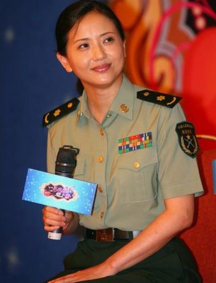 她是优秀女演员,丈夫离世甘愿守寡10年,如今女儿长大终于再嫁人