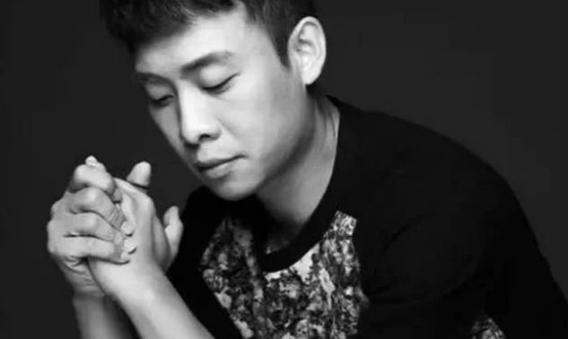 他因太丑而跑10年龙套,太穷被初恋抛弃,如今开百万豪车娶美妻!