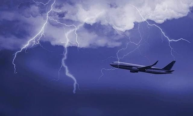 选择向南绕飞,管制员沉着应对,同意机组申请,并指挥飞机保持高度飞行