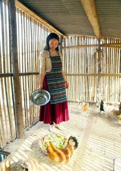 80后美女研究生放弃城市豪宅, 来到农村养鸡住窑子休闲区蓝鸢梦想 - Www.slyday.coM