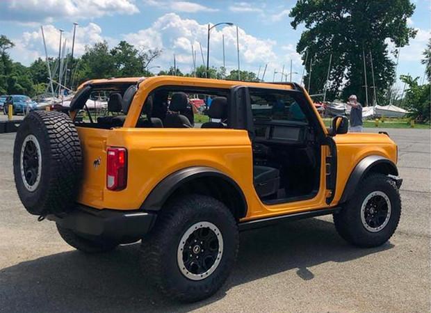 福特版牧马人两门版亮相硬派外观非承载车身搭23t引擎