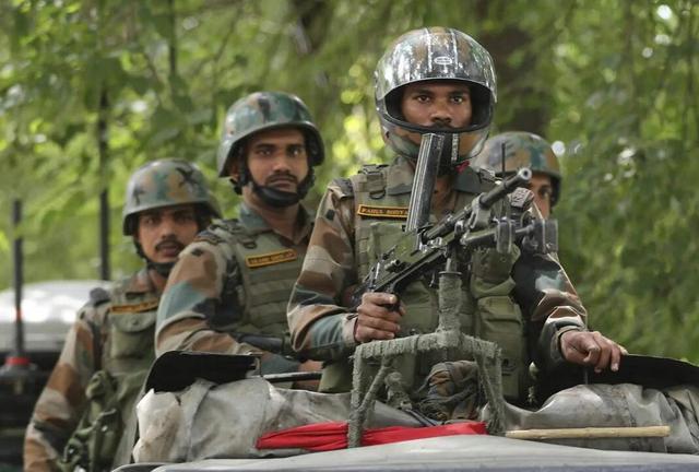 印军高规格军演特种兵垂直登陆配合t90攻坚伊却突然向印说不