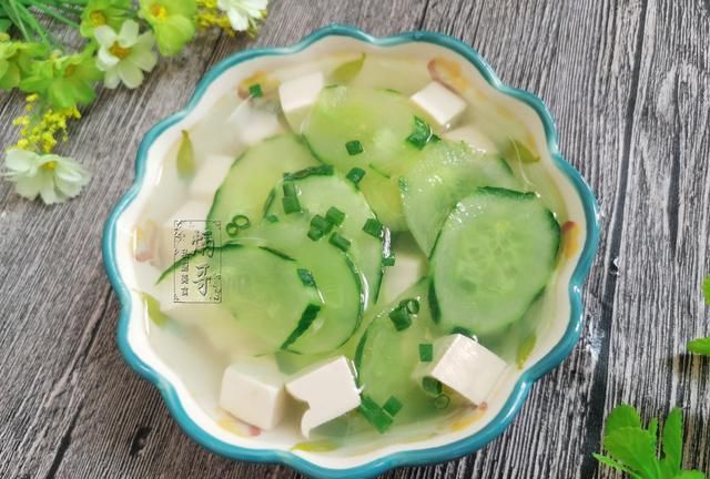炳哥今天为大家推荐的这道补钙美食叫做——黄瓜豆腐汤.