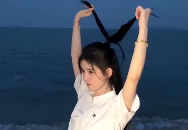 鞠婧祎被嘲发际线高晒视频主动撩起头发定格那一瞬间真相了