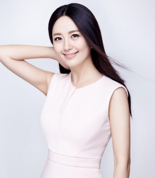 她18岁出道,34岁时未婚意外怀孕早产,今45岁与11岁儿子相依为命