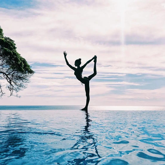 两次自杀逃避现实如今爱情事业双丰收瑜伽让她拥抱阳光